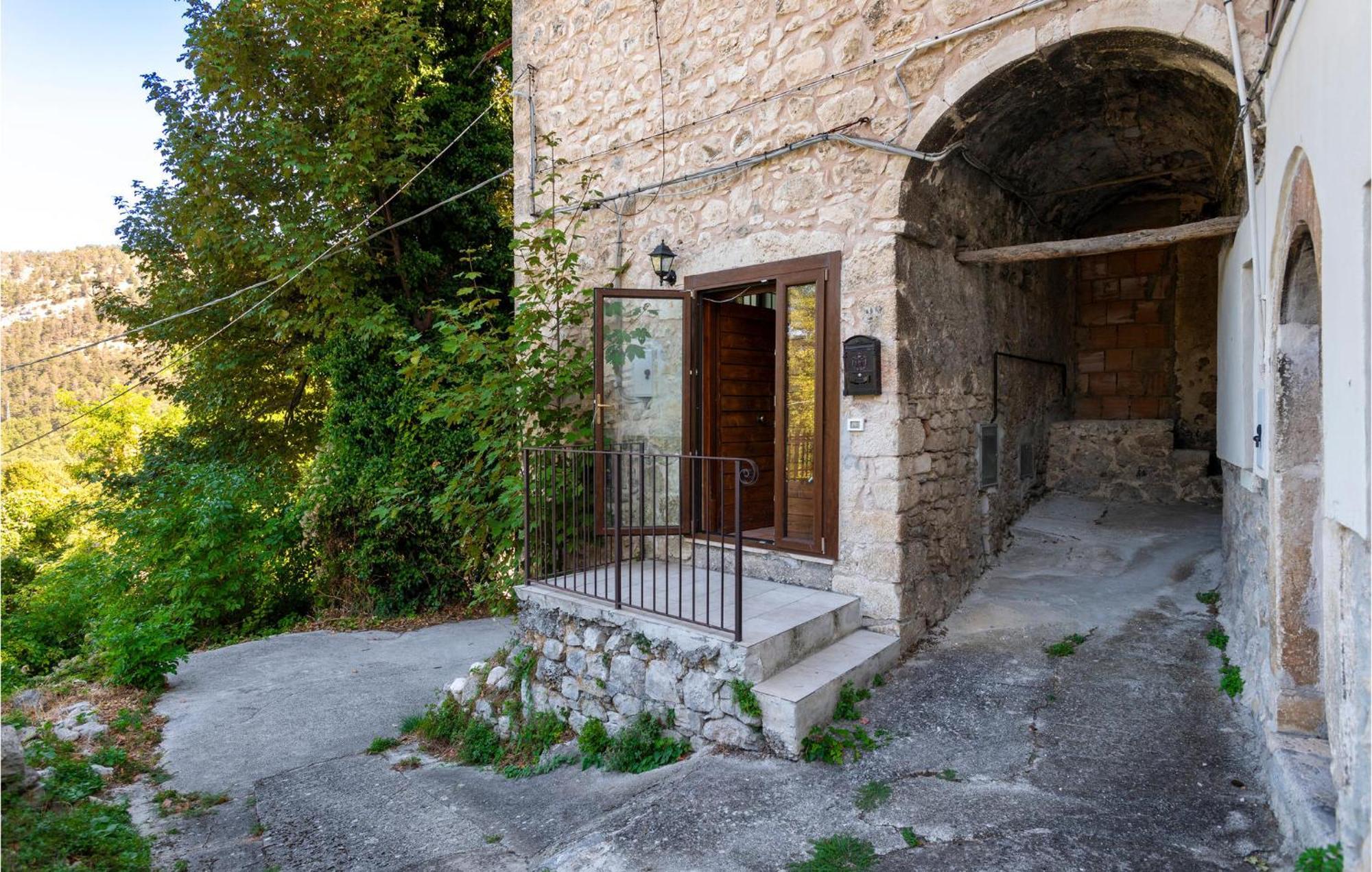 4 Bedroom Lovely Apartment In Caramanico Terme Exterior photo